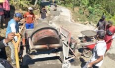 Menunggu Hingga 4 Tahun tidak ada perhatian. Warga Desa Medono swadaya  perbaiki  Jalan Alternatif Kaliwiro-Wadaslintang Kabupaten wonosobo .
